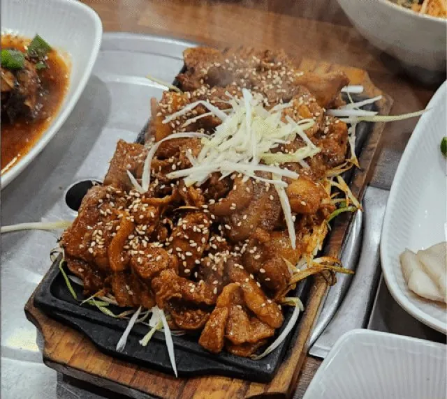 나무 받침 무쇠판에 올린 석쇠불고기(깨·파채)