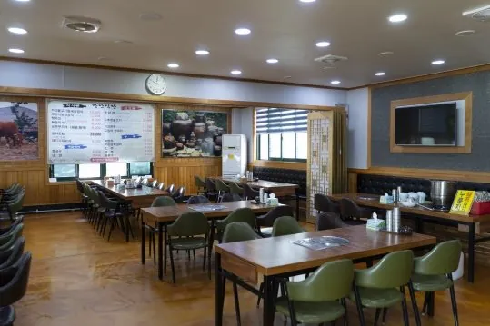 산동장안식당 홀 — 의자와 나무 탁자(입식)