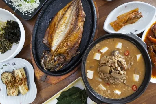 무쇠판 고등어구이와 청국장 뚝배기, 반찬