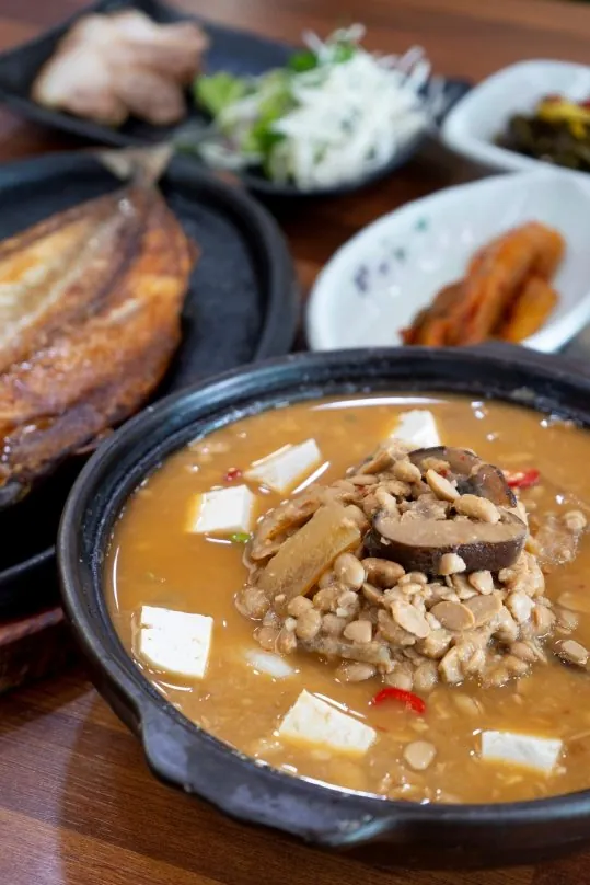 청국장 뚝배기(콩·표고버섯·두부·홍고추), 뒤에 고등어구이