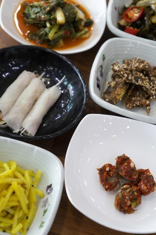그릇에 담은 반찬 여섯 가지