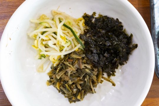 흰 그릇에 담은 콩나물·나물·김가루
