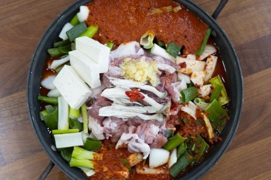 끓이기 전 찌개 냄비(돼지고기·두부·버섯·대파·양념), 위에서