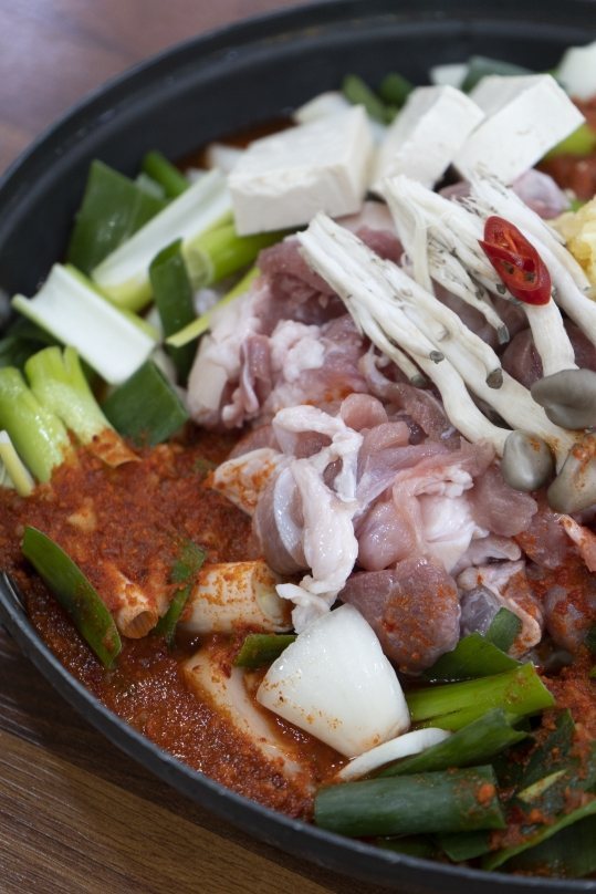 끓이기 전 찌개 냄비 가까이(돼지고기·두부·버섯·대파·양념)
